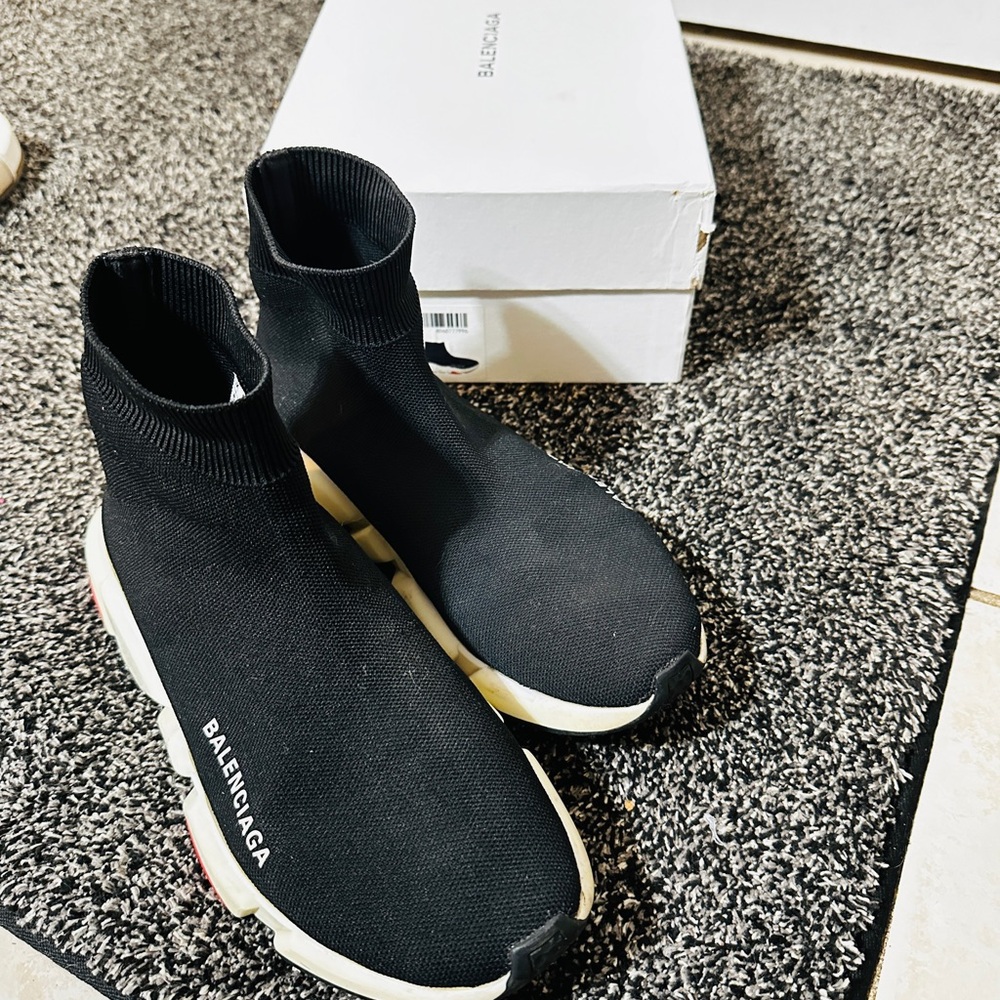 Sneakers size 38. US7. Rarely wear.balenciaga